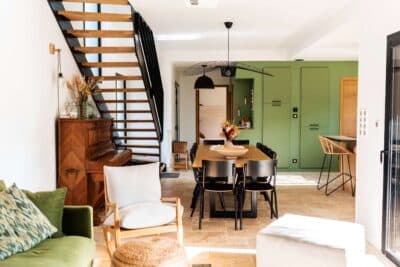 Décor tournage - maison dans la forêt