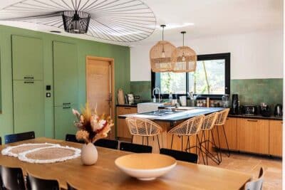 Décor tournage - maison dans la forêt
