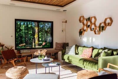 Décor tournage - maison dans la forêt