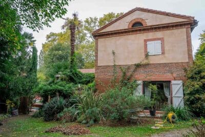 Lieu de tournage - grande maison en brique