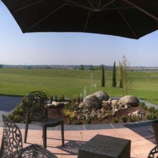 Décor pour votre tournage : terrasse avec golf, vue sur la campagne