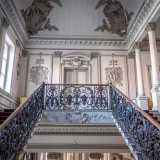 Décor pour votre tournage : escalier d'honneur du Palais Niel