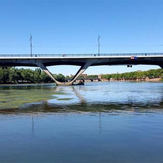 Décor pour votre tournage : le pont Saint-Michel et la Garonne