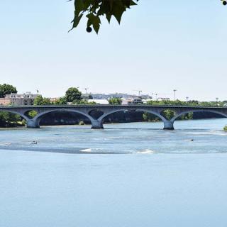 Décor pour votre tournage : le pont des Catalans sur la Garonne