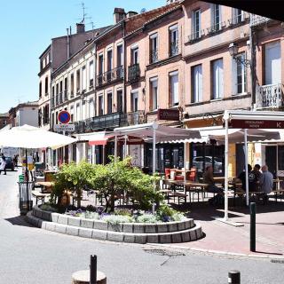 Décor pour votre tournage : petite place de quartier à Toulouse