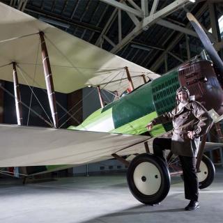 Décor pour votre tournage : le hangar à avion à l'Envol des Pionniers
