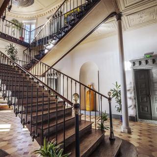 Décor pour votre tournage : l'escalier à double révolution du château de Roquefoulet
