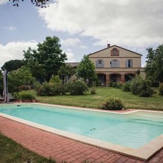 Décor pour votre tournage : maison de maitre avec grand jardin arboré et piscine