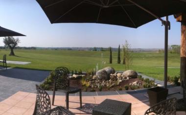 Décor pour votre tournage : terrasse avec golf, vue sur la campagne