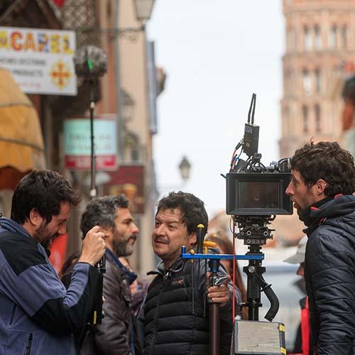 Équipe de tournage dans les rues de Toulouse