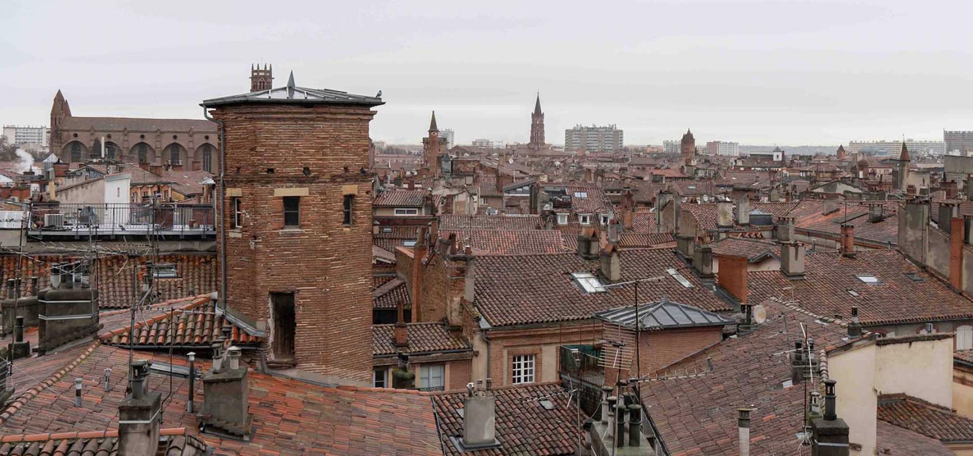Décor tournage : appartement avec terrasse vue sur Toulouse